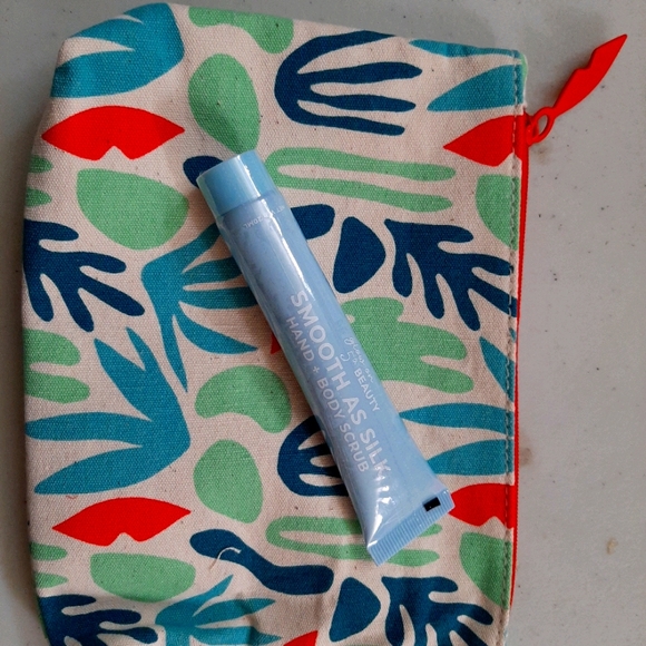 Hand n Body Scrub and make up bag - Picture 1 of 1